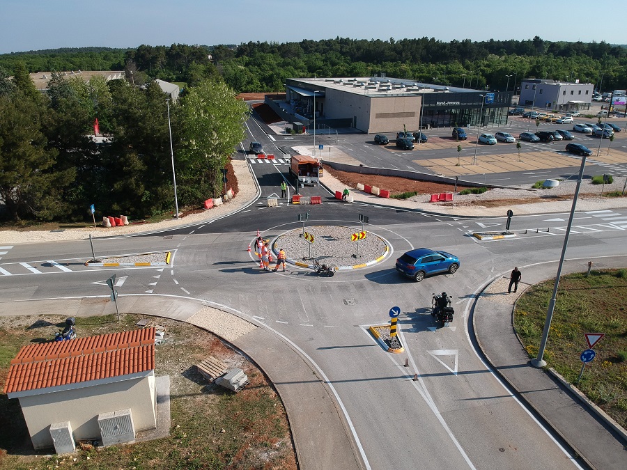 POREČ: Novi montažni rotor u ulici Mate Vlašića za bolju protočnost prometa između trgovačkih centara